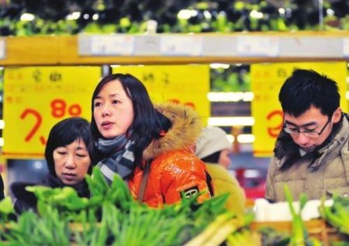 11��CPIͬ������2.0% ʳƷ�۸�ͬ������3.0% �����Ǽ���CPI�ػء�2��ʱ��    ����ͳ�ƾ�12��9�շ������ݳƣ�11��ȫ���������Ѽ۸���ˮƽͬ������2.0%�����У���������2.1%��ũ������1.9%��ʳƷ�۸�����3.0%����ʳƷ�۸�����1.6%������ר�ұ�ʾ����һ�����ڴ��Ԥ��֮�ڣ�����CPI�������ƽ�Ϊ���ԣ��������ߵ����Ŀ����Բ����󣬽��һ��ʱ���ڿ��ܽ��������ߡ�����ڡ�������Ժ����ί�о������о�Ա���ٱ�ʾ����������Ŀ������ǰʵ�֣�����ͨ�͵Ĺ����Բ��ɷ��ɡ�      ��11��CPIͬ������2.0% ʳƷ�۸�ͬ������3.0%      ��CPI������������� ��ۻ������һ����������      ��11��ȫ��CPI�ػء�2��ʱ�� ר�ҳ�CPI���Ƿǳ�����      ��CPI������2% ������߽��롰����ڡ�