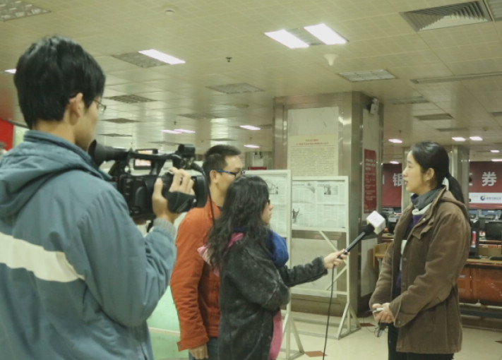 本网记者就股市热点话题采访股民