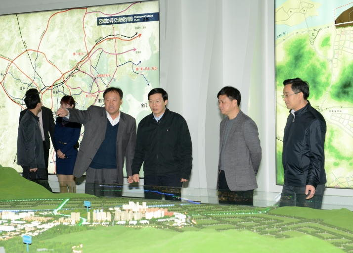 檀雲坤赴漳州各縣(市、區)和開發區調研
12月7日起,檀雲坤深入漳州十一個縣市區、四個開發區,了解各地目標任務“收官”情況,研究謀劃明年工作思路和發展舉措。他強調,跨越發展靠項目、項目發展重龍頭。
古雷·漳浦·龍海·台商投資區 突出重點區域,突出重點領域,突出重點工作,一門心思抓項目,千方百計擴投資,跨越發展惠民生,共同把富美漳州謀劃好、建設好。
雲霄·常山開發區·東山·詔安 把項目抓手中,把民生放心上,著力優化服務、提升效能,推進項目落地生根、開花結果,以項目帶動產業升級、效益提升、民生改善。
古雷開發區 古雷開發區是漳州經濟發展的重中之重,各級各有關部門一定要統一思想,形成合力,加大工作力度,積極破解難題,抓緊當前施工的黃金季節,加強施工力量。
薌城區·龍文區·平和·南靖·長泰·華安·漳州開發區 抓龍頭、鑄鏈條、建集群,以龍頭項目帶動產業壯大,以經濟發展促進民生改善,堅持經濟增長與環境改善協調推進,既講速度規模,更重質量效益,持續推進產業發展、城鄉建設、生態優化、民生改善。