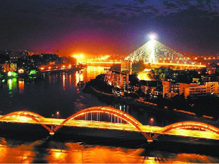 美丽的福州夜景
【推进节能减排攻坚】科学划定生态保护红线,建立国土空间开发保护制度。探索开展大樟溪北水南调水权交易试点,推进节能量、碳排放权、排污权等交易试点。严格执行生态环境损害赔偿制度,建立陆海统筹的生态系统保护修复制度。
【详细】
【加大环境保护力度】严控工业废气排放,确保空气质量持续位居全国前列。继续抓好闽江、敖江等重点流域水环境综合整治,加强畜禽养殖、石板材等重点行业污染治理和饮用水源区保护。造林绿化10.19万亩。坚决治理机动车尾气、建筑施工扬尘等污染。
【详细】
【做好国家生态市创建工作】科学划定生态保护红线,建立国土空间开发保护制度。探索开展大樟溪北水南调水权交易试点,推进节能量、碳排放权、排污权等交易试点。严格执行生态环境损害赔偿制度,建立陆海统筹的生态系统保护修复制度。【详细】