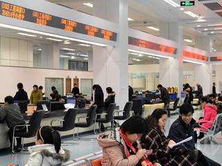 “马上就办”彰显福州速度
【加快转变政府职能】全面完成新一轮政府机构改革,积极
稳妥开展事业单位分类改革。进一步加大简政放权力度,积极试行政府投资项目审批代办制,开展重大项目审批“直
通车”服务。建成市民服务中心,加快各级行政(便民)服务中心(代办点)标准化建设。
【详细】
【全面推进依法行政】完善政府信息公开、重大事项听证等制度,严格依照法定权限
和程序行使权力、履行职责。依法接受人大及其常委会的法律监督、工作监督,主动接受政协的民主监督,广泛听取
各民主党派、工商联和各人民团体、社会各界人士的意见。认真落实行政执法责任制。
【详细】
【始终坚持为民务实】认真开展党的群众路线教育实践和“四个万家”等活动,持之
以恒落实中央“八项规定”精神,及时有效地为基层、企业和群众解决实际问题。【详细】
【切实做到“马上就办”】进一步增强政府的执行力和公信力,深入开展绩效管理工
作,严格效能问责和岗位绩效考核,用铁的纪律坚决治理“庸懒散”等问题。【详细】