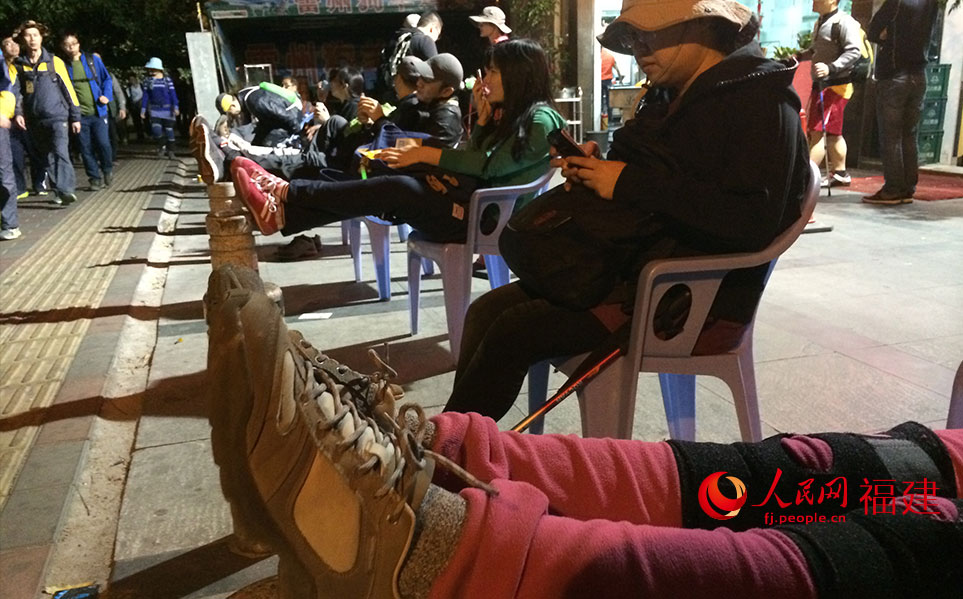 �L�F�ȩ]12�I�A�`�`���Y���F���ɪ̥~�A�w�g�ܤ֨��쥫���C�o�Ӯɶ��q�A�h�Ҷ}�l�b���W�v����{�X�ӡA�S�O�O�}�������A���\�M�}��O���I�ݭn�O�@������C