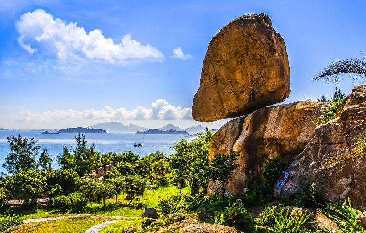 漳州东山风动石 被古代文人誉为"天下第一奇石"