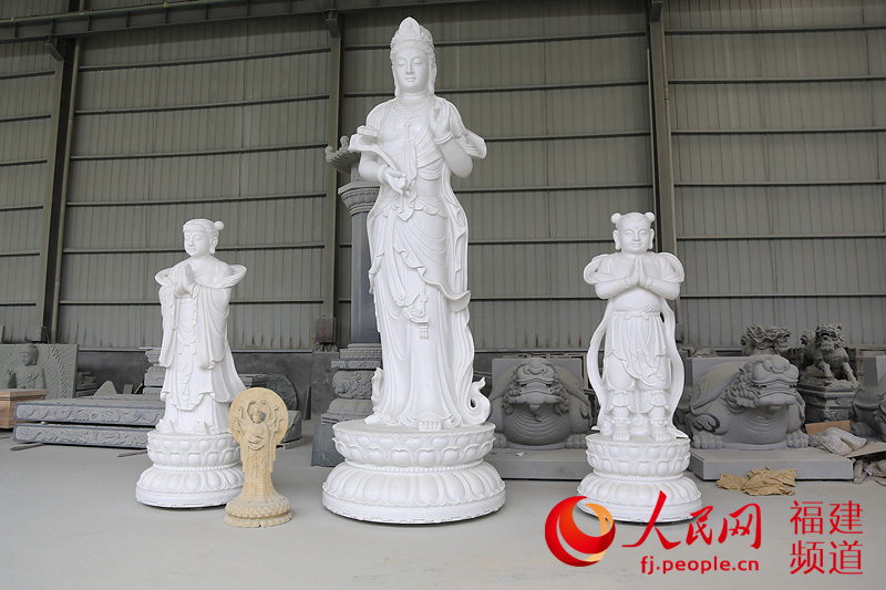 在惠安当地，大量的石雕订单来自台湾，这组观音像就是高雄的寺庙订购的-邹家骅摄