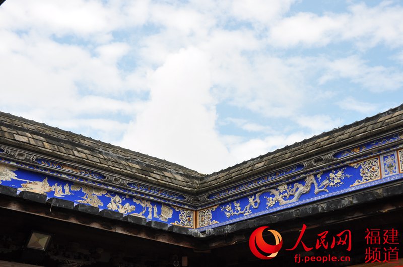 墙头上蓝色壁画代表着当时的海洋文明。（人民网记者 薛婧摄）