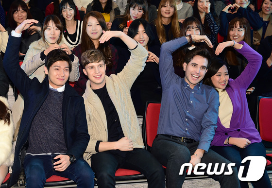 《非首脑会谈》张玉安现身活动 与粉丝频互动