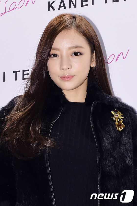 金素恩具荷拉朴炯植现身活动 演绎韩流时尚(组