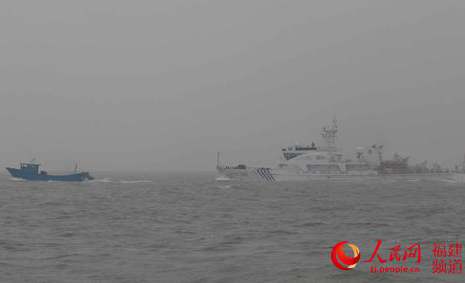 海監8003船在追擊非法捕撈漁船時動用了水炮。