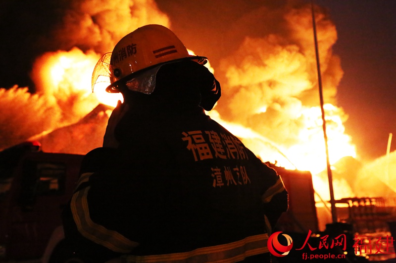 新时代"铁人":漳州消防官兵持续救援56个小时 累到就地打盹