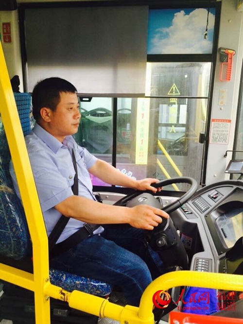 厦门:乘客口吐白沫四肢抽搐公交司机为救人连