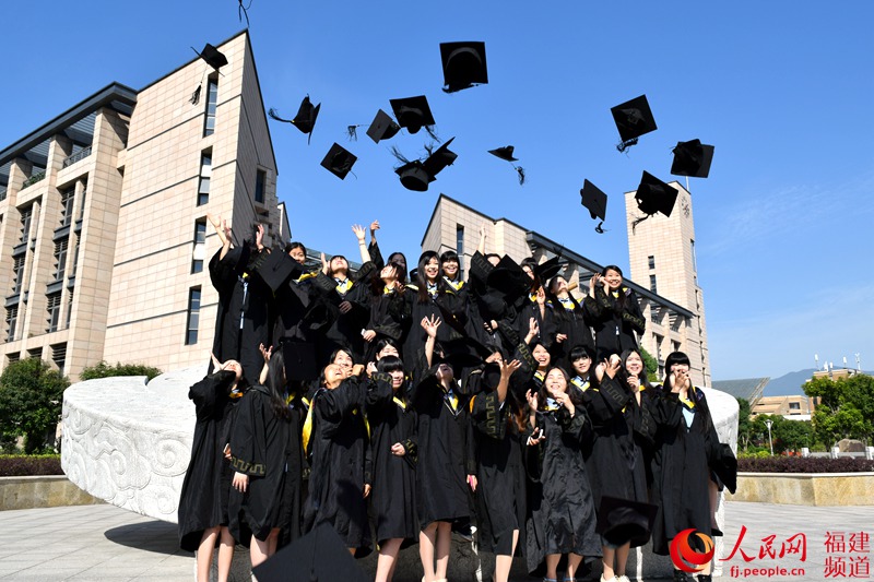 高清:福州大学毕业生"疯玩"毕业照 "nb"造型定格青春印记