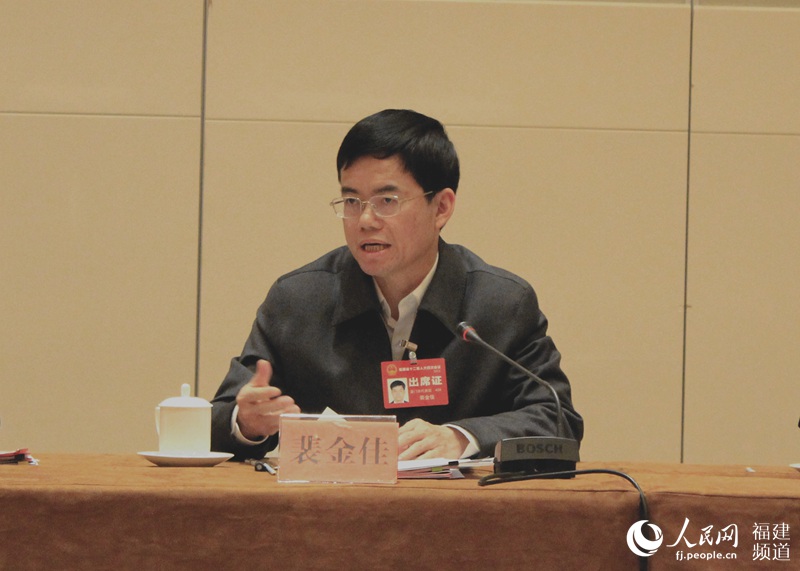福建两会影像集:代表审议政府工作报告 热议