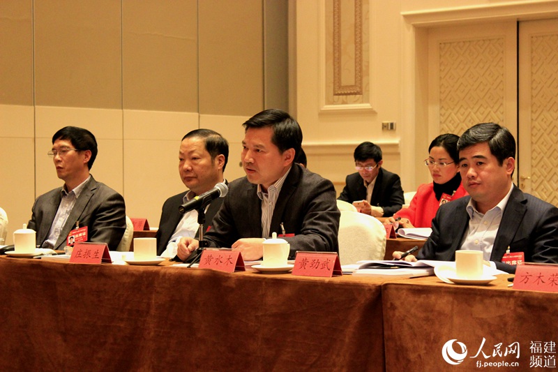 福建两会影像集:代表审议政府工作报告 热议