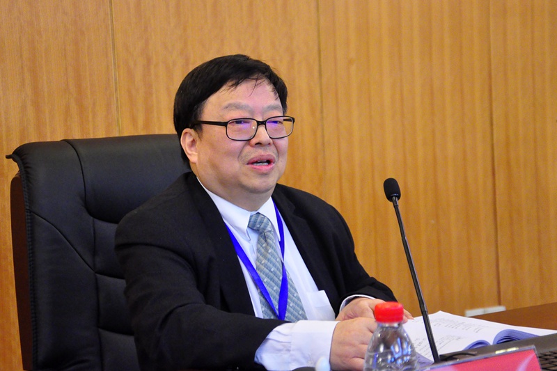 台灣中華跨域管理教育基金會執行長張家春做《自貿區與兩岸服務貿易》主題發言並主持專題討論。