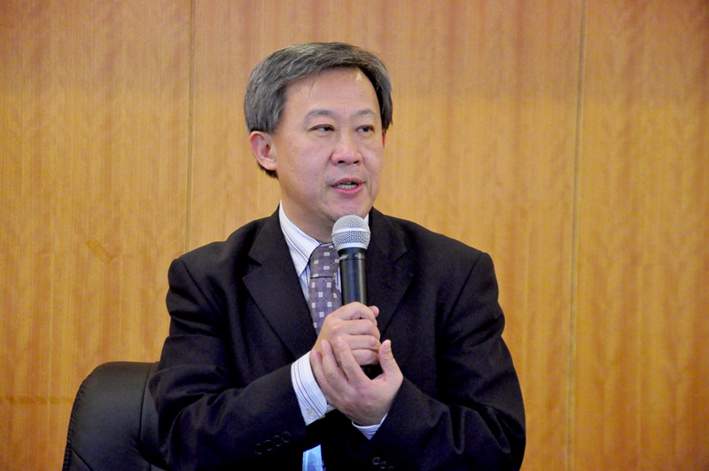 台灣商業發展研究院顧問沈莒達為研討會論文作點評。