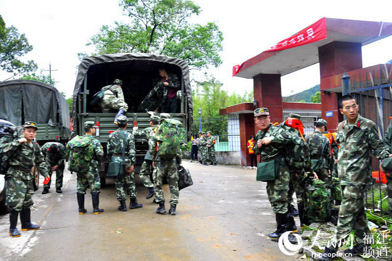 完成任务,武警水电部队某部官兵开始撤离.吴隆重 摄