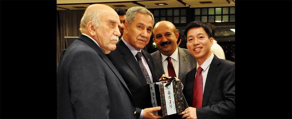 三和茶业董事长吴荣山向土耳其副总理比伦特・阿林奇赠送“花香一号”铁观音