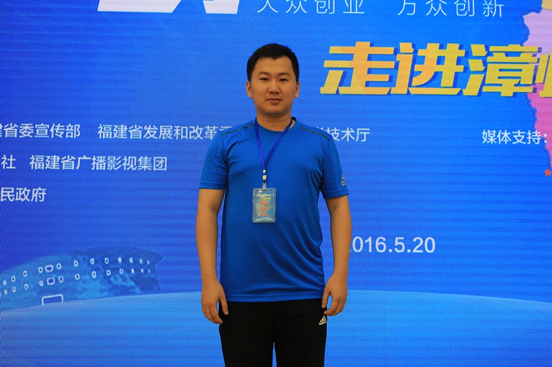 李奕琦 李奕琦,福州大学毕业,2007年,成立厦门亮角落广告传媒有限公司,成为福建首家化妆间媒体,用不到2年时间授权福州、泉州、漳州、三明、省高速公路等创业者成立数家亮角落媒体公司。2016年,携手厦门市漳州芗城商会会长企业福建吉马集团,返芗打造漳州最大创客空间创客龙.