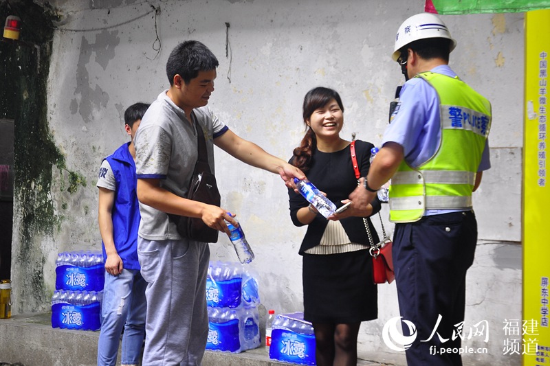 屏东中学附近的爱心送水点。 吴隆重 摄