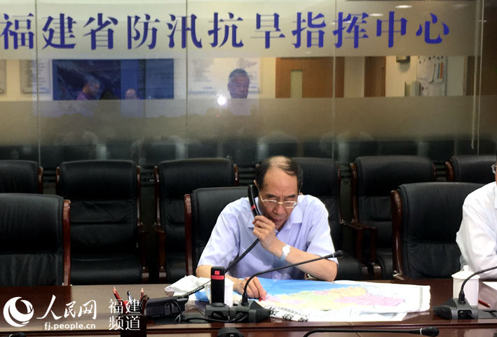 14日晚，尤权再次来到省防指了解情况，并与漳厦泉三市领导通电话。詹托荣摄