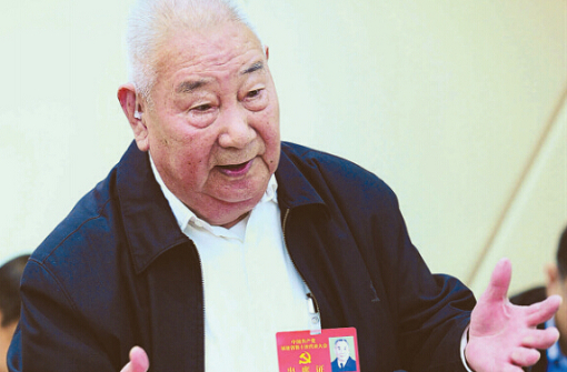 91岁高龄、71年党龄的吕居永代表为新福建鼓掌