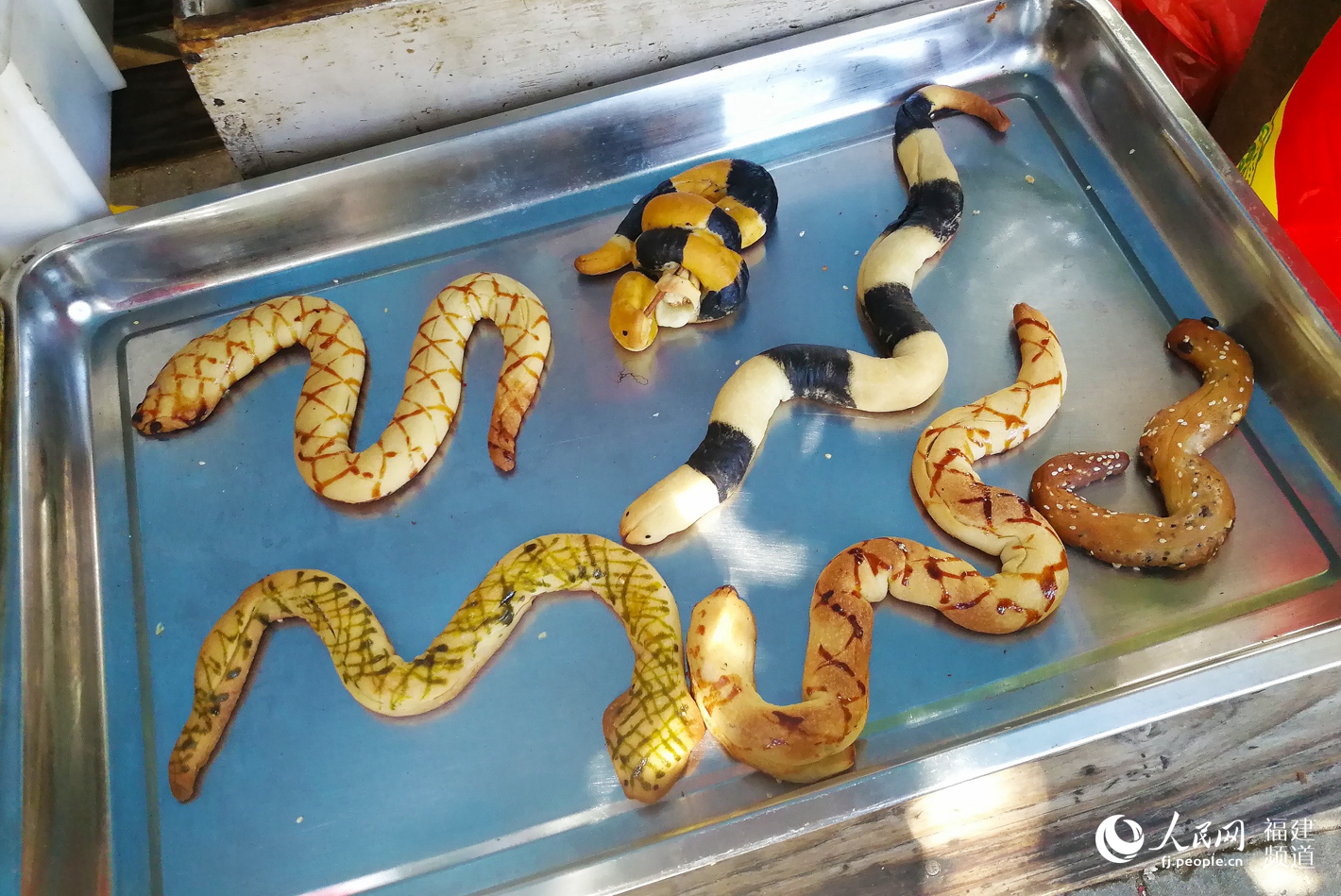 樟湖鎮崇蛇，甚至當地的月餅也是蛇的形狀。余杉芳攝
