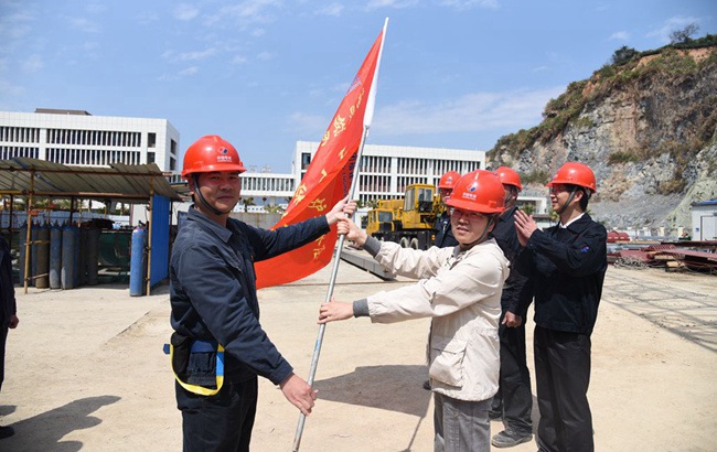 中國電建福建公司高揚工人突擊隊隊旗 掀起大干熱潮