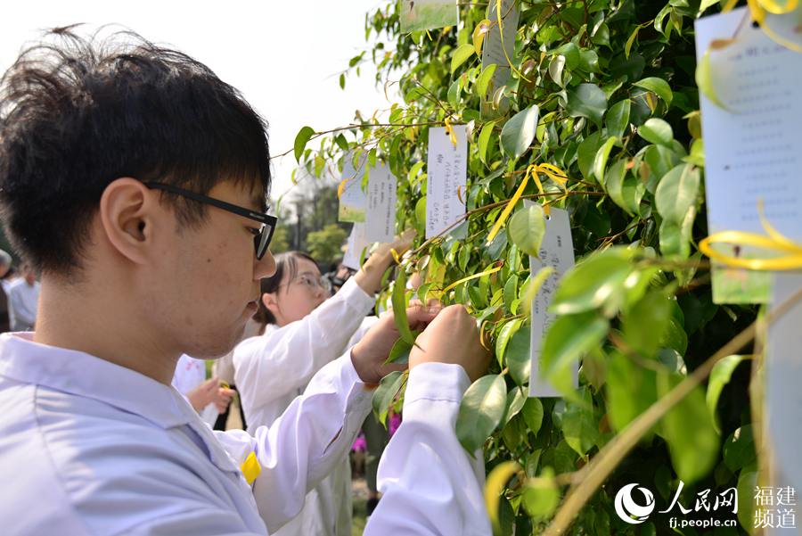 大学生写下寄语,歌颂遗体器官捐献者。郑东摄