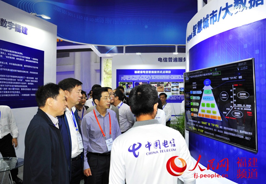 來賓參觀中國電信智慧城市產品展覽