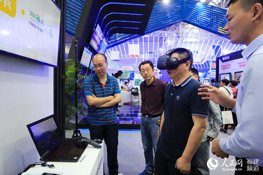 民眾通過VR技術可體驗“清新福建游”。鄒家驊攝