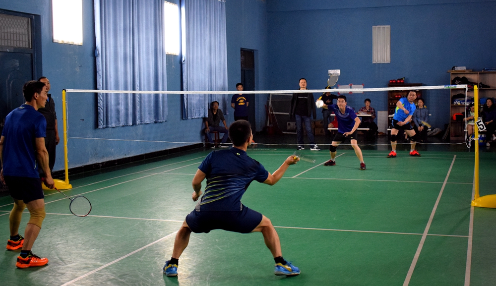 4月25日至27日，光澤縣教育系統2018年“慶五一”教職工羽毛球比賽在職教中心室內羽毛球館舉行，來自全縣城鄉各校的50余名教職工參加了男女單打、男雙以及混雙四個項目的角逐。（游恆亮）