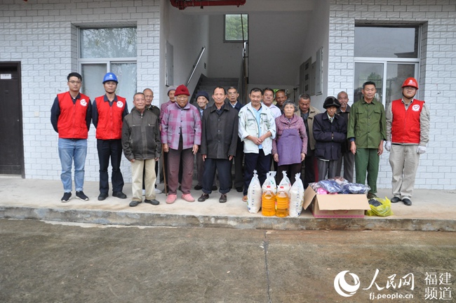 福清供电公司共产党员服务队和青年志愿者为一都镇一都村新街的高龄空巢老人送去重阳节的关爱