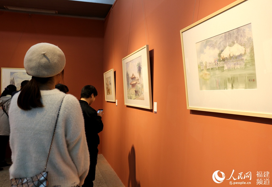 观展者在观赏梁桂元的作品
