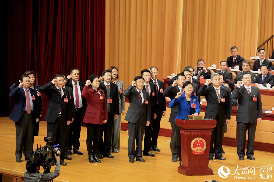 高清：福建省十三届人大二次会议新当选人员进行宪法宣誓