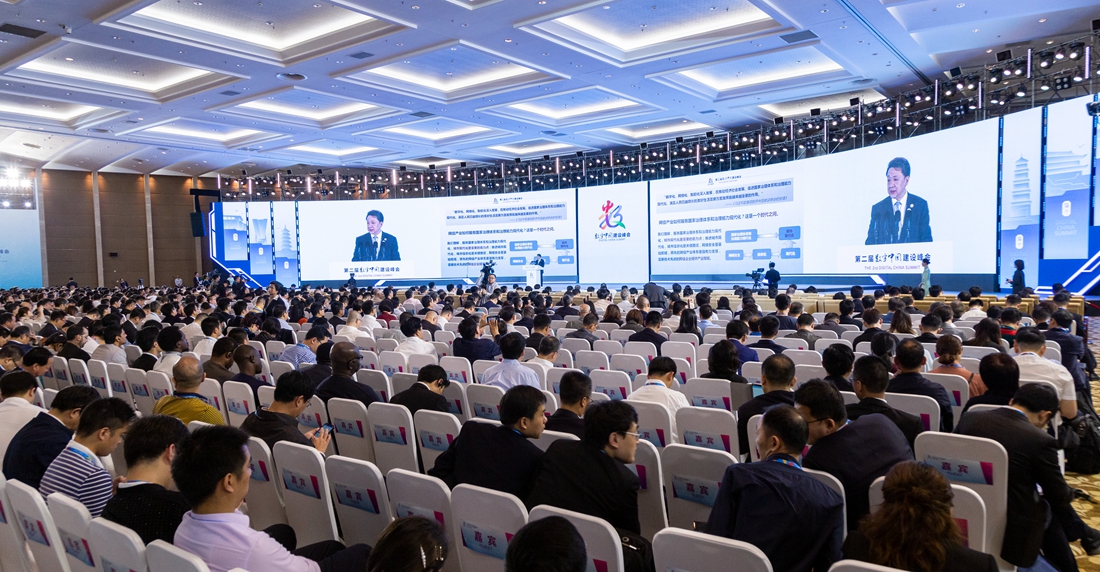 1/6                                        第二届数字中国建设峰会主论坛举行                      5月6日上午，在第二届数字中国建设峰会开幕式后，峰会主论坛随即登场。                  