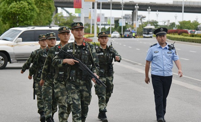 第二届数字中国建设峰会的安保卫士们
