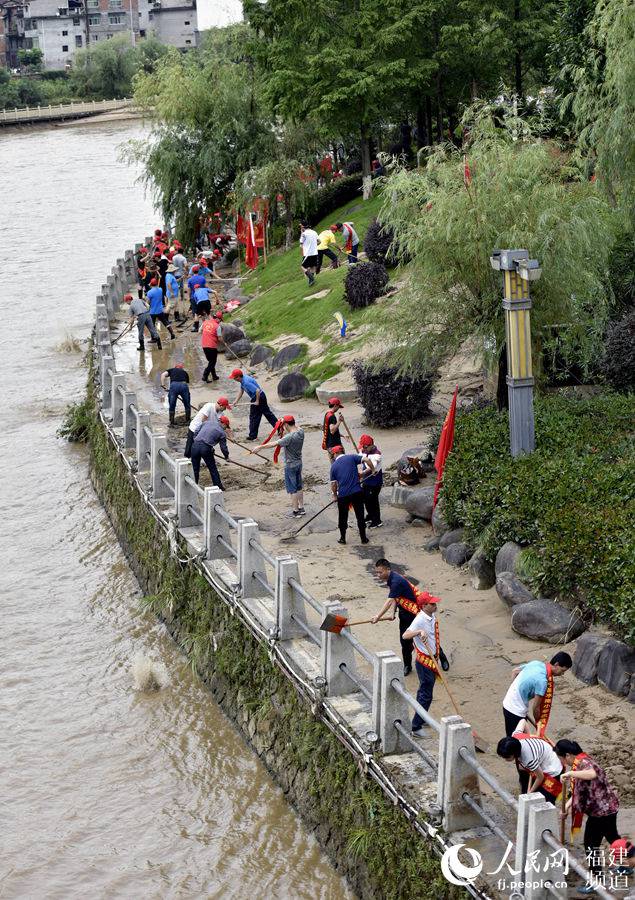 洪災過后，福建泰寧600志願者忙清淤 邱燦旺攝