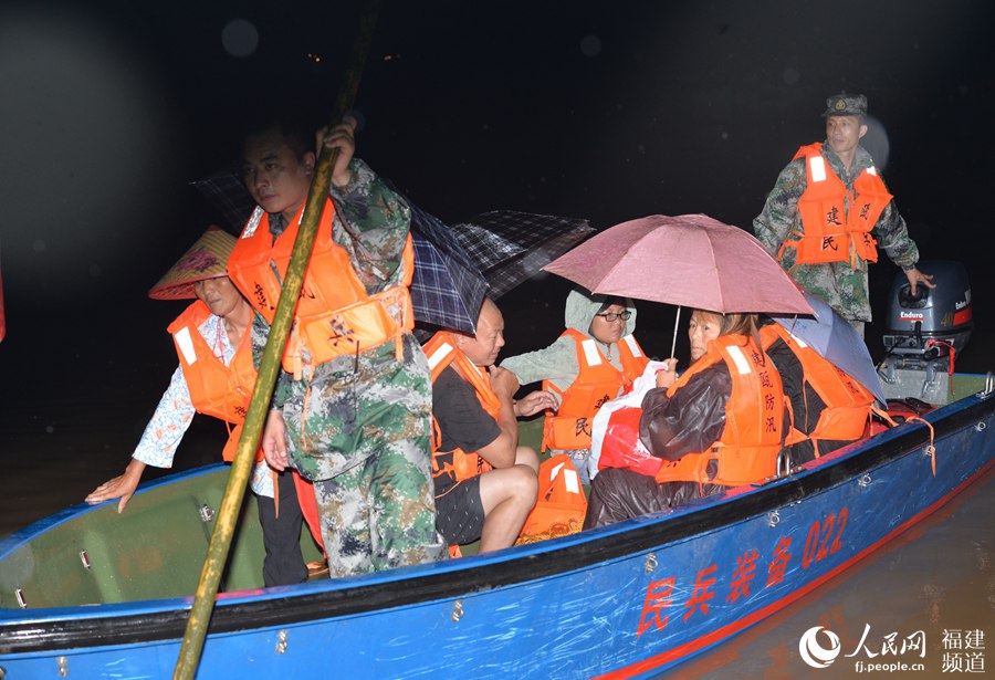 5日，建甌城區，民兵應急分隊連夜解救飛機坪地段被困群眾。魏永青攝