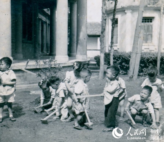 孩童在葆真楼前活动。（集美幼儿园老照片）