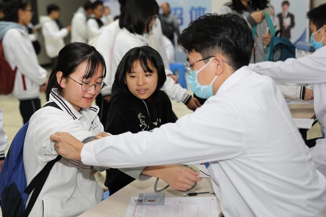 醫生正在為學生量血壓。方潔瑩攝