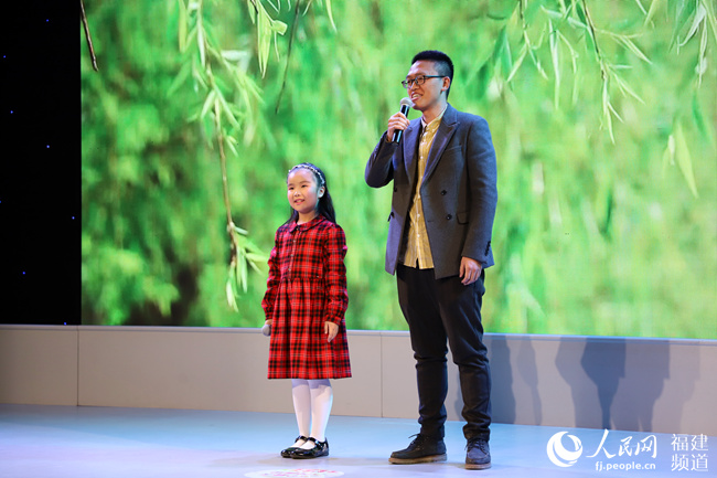“榕城悦读 为爱发声”亲子组获奖者代表表演《绿叶的交响》。福州市委文明办供图