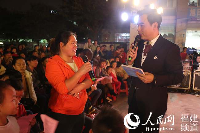 慰問演出間隙穿插了三輪知識問答環節，職工踴躍參加，台上台下精彩互動。廈門市總工會供圖