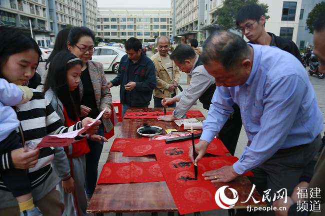 2020年“寫春聯送祝福”活動現場，受邀書法家與職工書法愛好者為工業區職工送上春聯。廈門市總工會供圖
