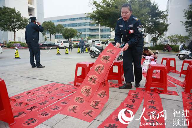 2020年“寫春聯送祝福”活動現場的春聯。廈門市總工會供圖