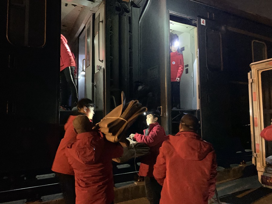 車隊組織擔當乘務工作的廈門工務段員工傳遞臥具備品和移動備品。謝風春攝