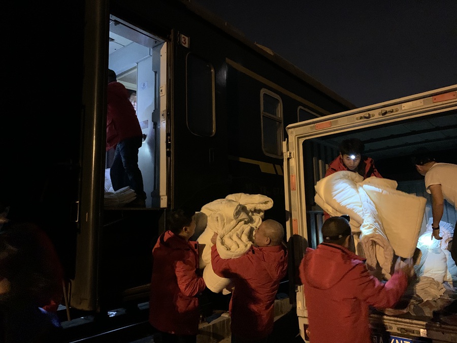 車隊組織擔當乘務工作的廈門工務段員工傳遞臥具備品和移動備品。謝風春攝