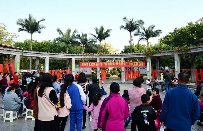 趣味十足的才藝表演贏得觀眾的陣陣歡呼，吸引不少周邊居民駐足欣賞。方潔瑩攝