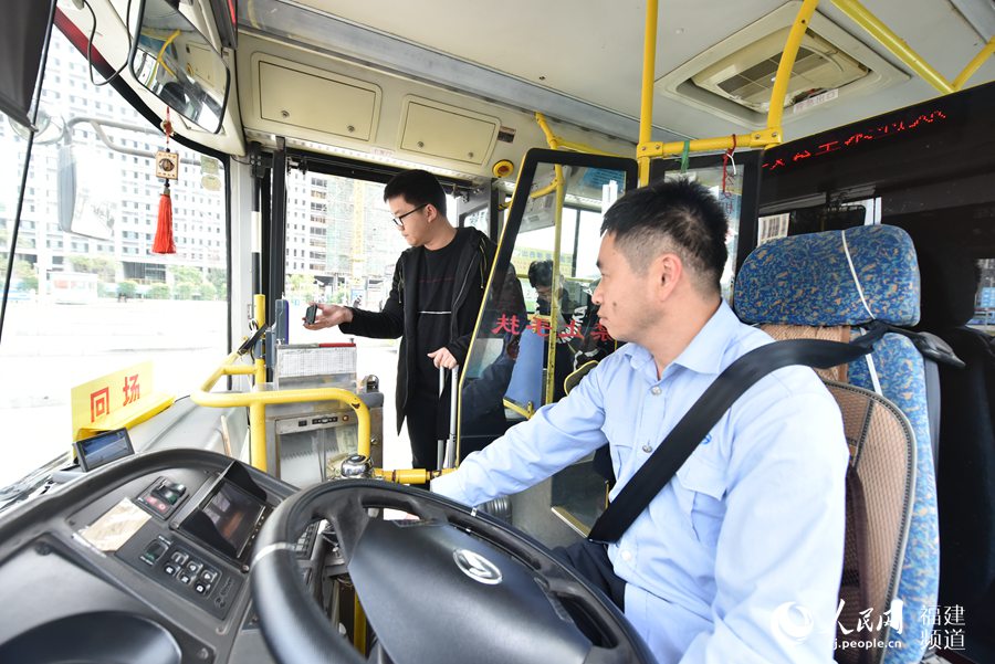 乘客上車 余杉芳攝