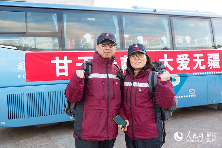 出征的醫生們在車前留影。 焦艷攝