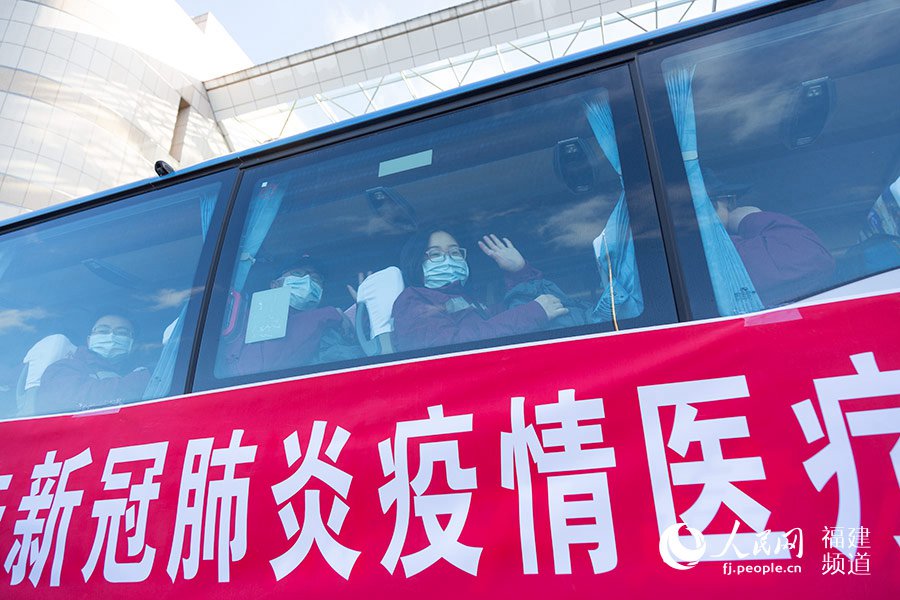 赴武漢的醫護人員向送行的親友、同事揮手告別，有不舍更有篤定：“大家放心，我們全力以赴，定會平安歸來！” 焦艷攝